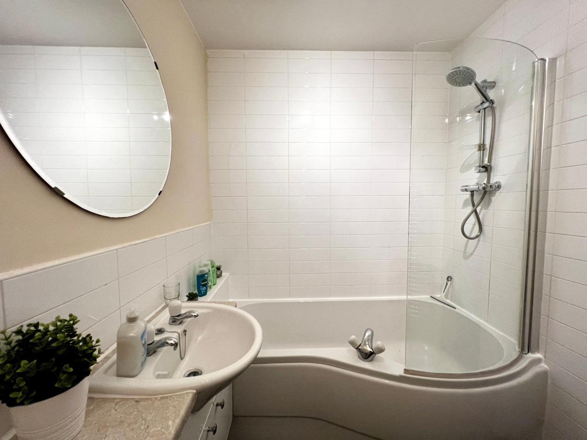 Stylish Modern Flat With Juliet Balcony & Parking Apartman Glasgow Kültér fotó